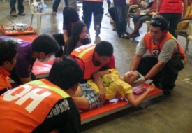 Záchranáři pomáhající raněným.
